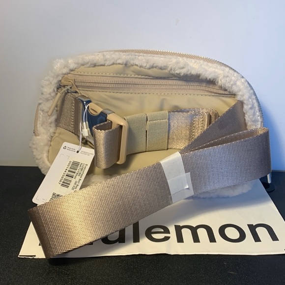 NWT‼️Lululemon Everywhere Fleece Belt Bag - Picture 2 of 3